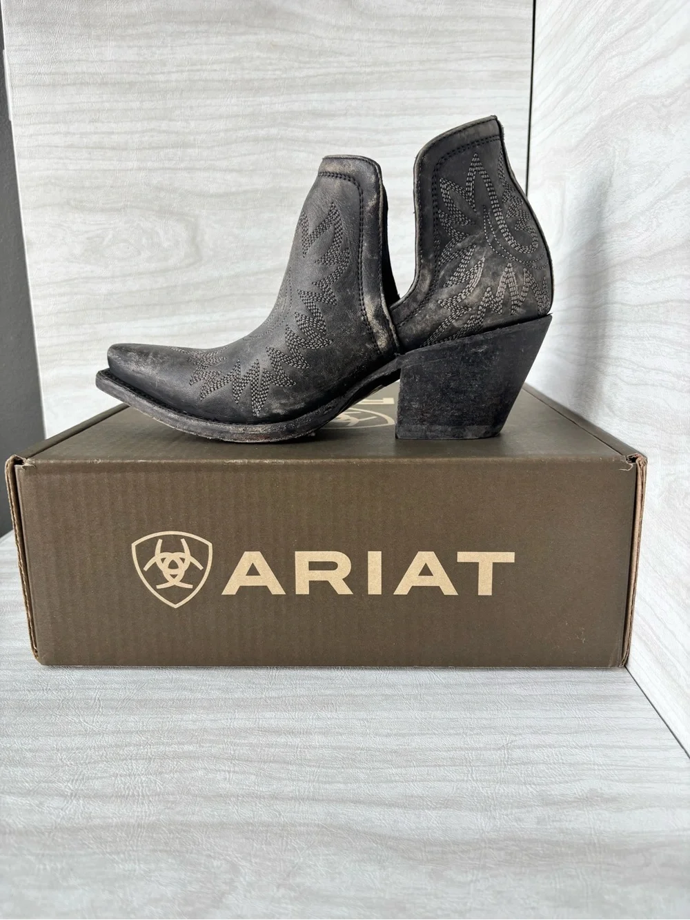 With Box Ariat Women’s Western Boots - naturally distressed black booties size 8 - Picture 14 of 16